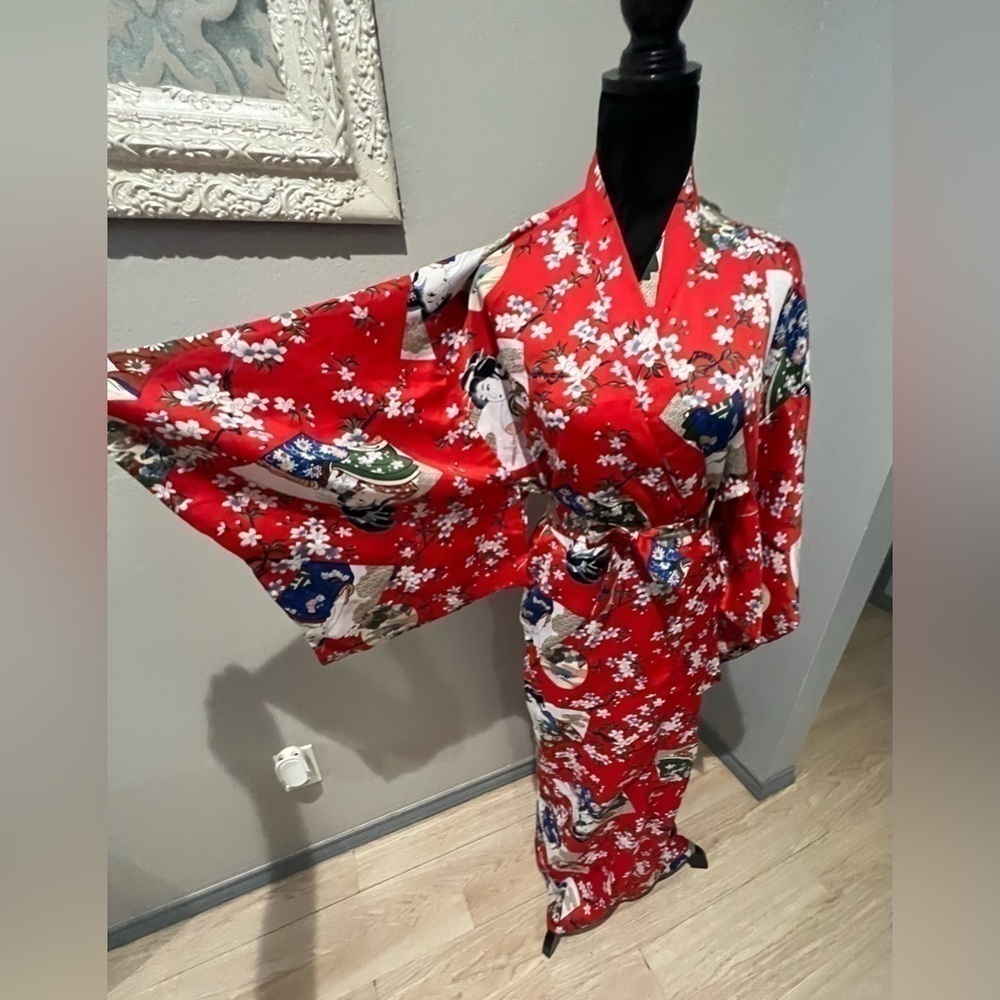 Red kimono - Picture 3 of 5